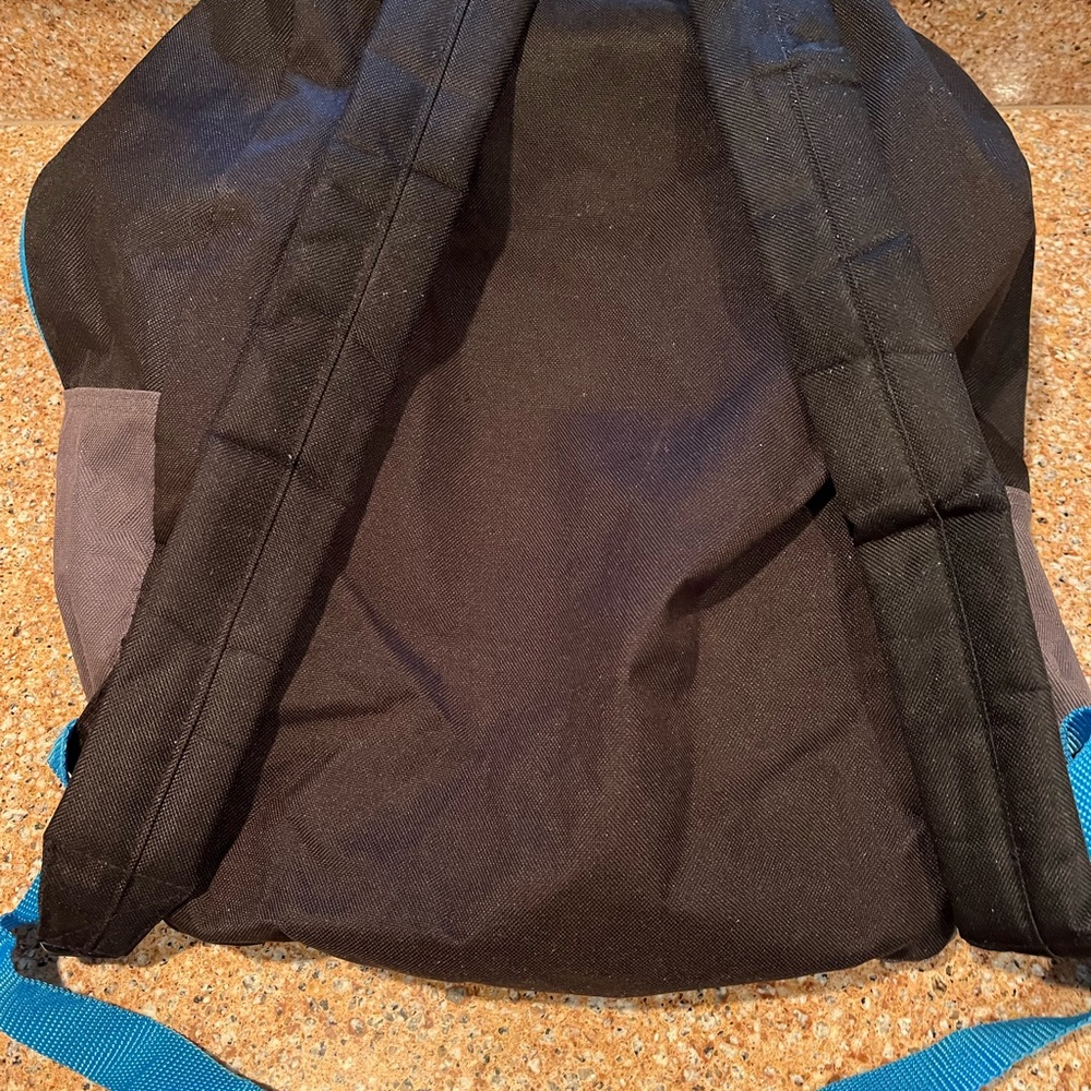 High Trails Black w/ Blue Backpack double zip w/padded shoulder straps NWOT - Picture 3 of 8
